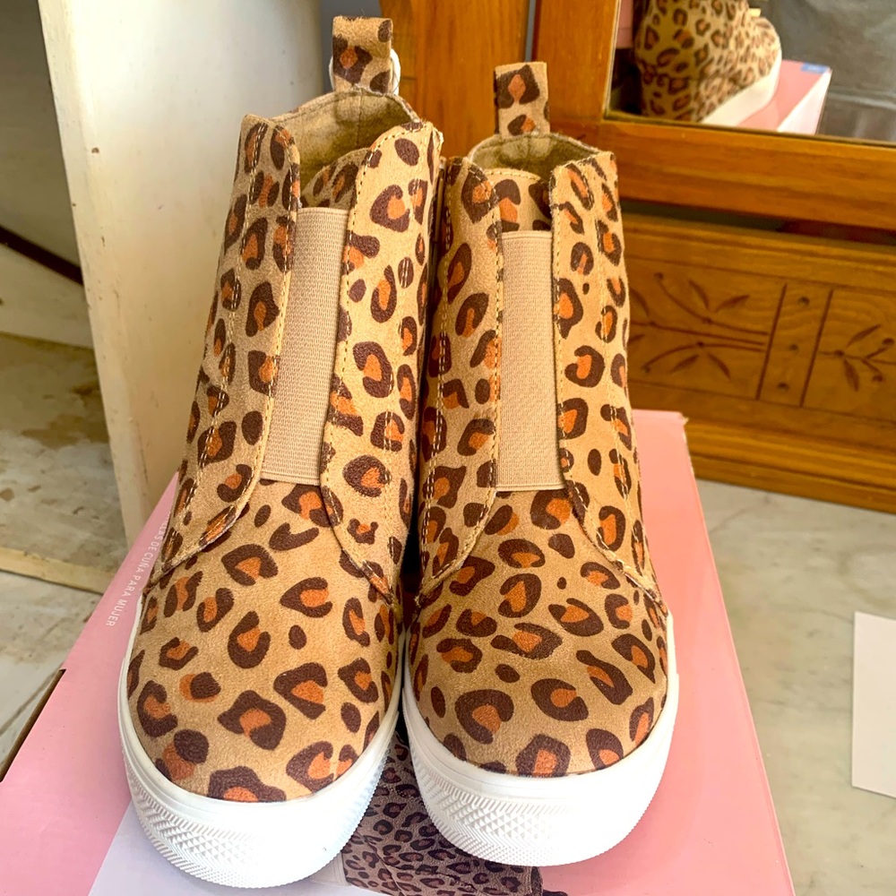 NEW WOMENS SERRA LEOPARD PRINT BOOTIES SZ 8